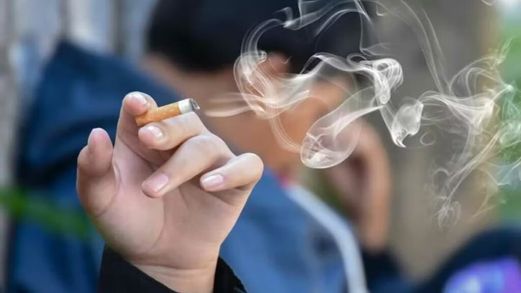 UK smoking ban, playground vaping ban